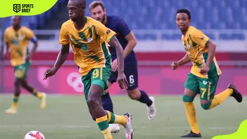 South Africa's forward Evidence Makgopa runs with the ball