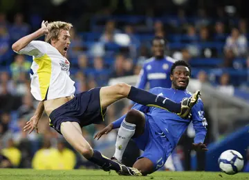 Peter Crouch, Mikel Obi, tackle.