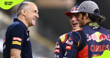 Franz Tost (l), speaks to drivers.