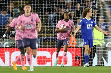 Everton's Alex Iwobi (C) celebrates after scoring against Leicester