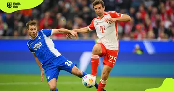 Bayern Munchen's Thomas Müller (r) battles for the ball against Matthias Bader (l).