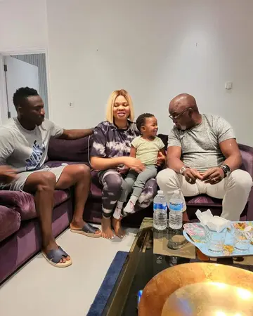 NFF boss Pinnick pays surprise visit to Iheanacho, Ndidi and Etebo in UK, urges ex-Man United star to return