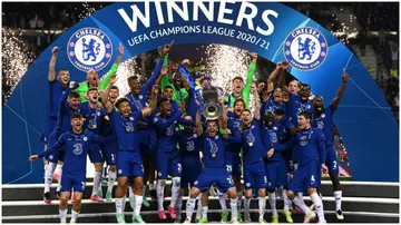 Cesar Azpilicueta of Chelsea lifts the UEFA Champions League trophy with his teammates at Estadio do Dragao. Photo by Darren Walsh.