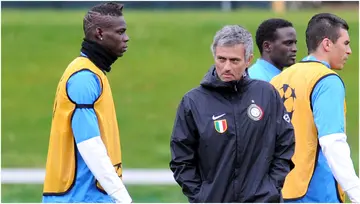 Jose Mourinho looks at Mario Balotelli during a training session at "la Pinetina" in Appiano Gentile. Photo: Giuseppe Cacace.