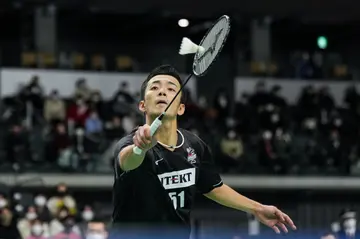 How to play badminton step by step