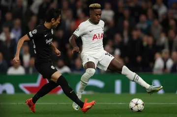 Frankfurt's Japanese midfielder Makoto Hasebe (L) fights for the ball with Tottenham Hotspur's Ryan Sessegnon in London