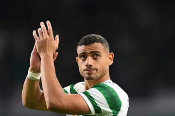 Giorgios Giakoumakis scored a 95th-minute winner as Celtic beat St Johnstone 2-1