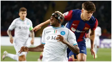Victor Osimhen is being challenged by Pau Cubarsi during the UEFA Champions League round of 16 second leg football match between FC Barcelona and SSC Napoli. Photo: Ciro De Luca.