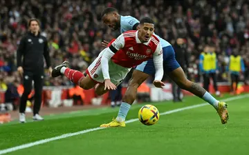 Brentford striker Ivan Toney (R) fouls Arsenal's William Saliba