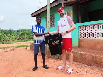  Francisco Rubio Fernandez donated AZ Alkmaar jerseys to KofCity FC.