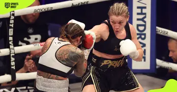 Lauren Price (r) fights Silvia Bortot (l).