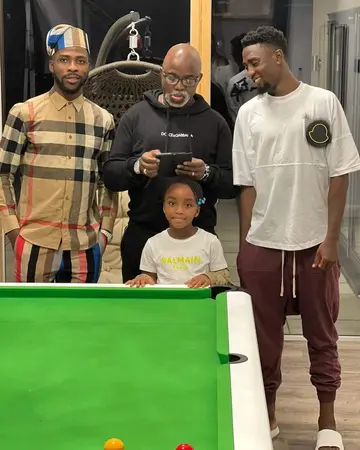 NFF boss Pinnick pays surprise visit to Iheanacho, Ndidi and Etebo in UK, urges ex-Man United star to return