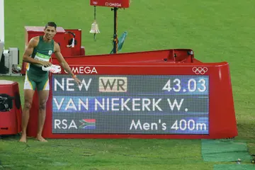 Wayde van Niekerk points to his world record sign.