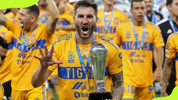 Andre Pierre celebrates with Clausura trophy in 2023