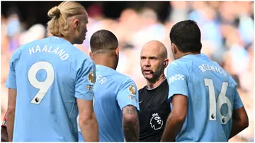 Referee Anthony Taylor speaks to Kyle Walker and Erling Haaland during the Premier League match between Manchester City and Nottingham Forest at Etihad Stadium. Photo by Will Palmer.