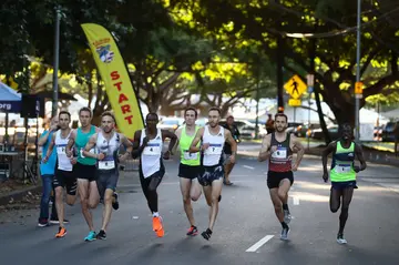 Elite runners run in Honolulu, Hawaii