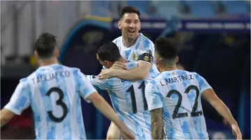 Lionel Messi with teammates during Argentina's clash vs Ecuador. Photo: Getty Images.