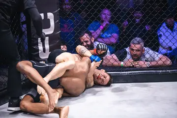 Micky Cloete hooks in a keylock submission hold.