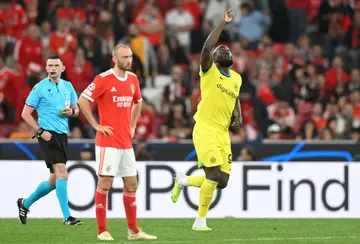 Inter Milan forward Romelu Lukaku (R) celebrates scoring his team's second goal from the penalty spot against Benfica