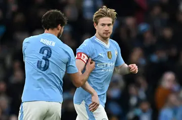 Manchester City midfielder Kevin De Bruyne (R)