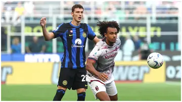 Bologna's Joshua Zirkzee (R) competes for the ball with Benjamin Pavard (L) of FC Internazionale during a past Serie A match. Photo: Marco Luzzani.
