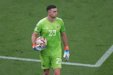 Emiliano Martínez with the golden glove trophy