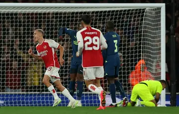 Arsenal's Leandro Trossard (L) celebrates scoring against PSV Eindhoven