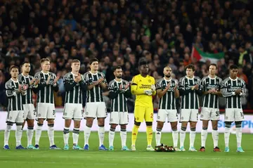 Manchester United players pay tribute to the late Bobby Charlton