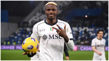 Victor Osimhen gestures whilst holding the match ball after his hat-trick during the Serie A match between Sassuolo and Napoli. Photo: Alessandro Sabattini.