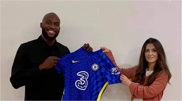 Romelu Lukaku poses with his Chelsea shirt after re-joining the club. Photo: Chelsea FC.