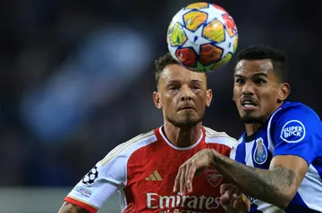 Arsenal's English defender #04 Ben White vies with FC Porto's Brazilian midfielder #13 Wenderson Galeno (R) during the UEFA Champions League last 16 first leg football match between FC Porto and Arsenal FC at the Dragao stadium in Porto on February 21, 2024.