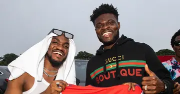 Thomas Partey meets Mr Drew in London, hands him a customised jersey