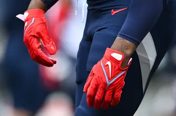 Derrick Henry wearing Nike gloves