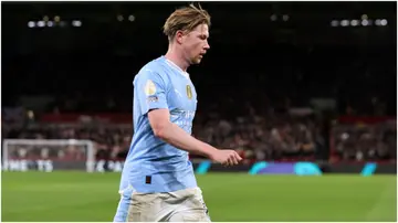 Kevin De Bruyne looks on during the Premier League match between Brentford FC and Manchester City at Brentford Community Stadium. Photo by Ryan Pierse.