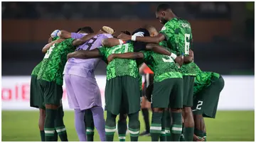 Nigeria players form a pre-match huddle prior to the CAF Africa Cup of Nations round of 16 match against Cameroon. Photo: Visionhaus.