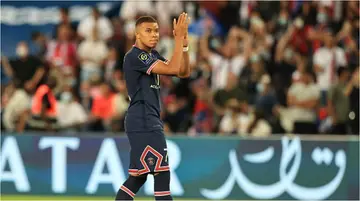 PSG and Real Madrid Prepare for Showdown Transfer Talks With Striker Determined to Leave French Club