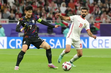 Son Heung-min and Nizar Al-Rashdan fight for the ball