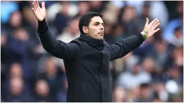 Mikel Arteta gives his team instructions during the Premier League match between Tottenham Hotspur and Arsenal FC at Tottenham Hotspur Stadium. Photo by Clive Rose.