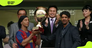 Former Barcelona coach and player, Franch Rijkaard and Ronaldinho, receive a trophy together