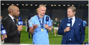 Erling Haaland speaks to CBS pundits Thierry Henry and Peter Schmeichel during the UEFA Champions League 2022/23 final match between Inter and Manchester City. Photo by Michael Regan.