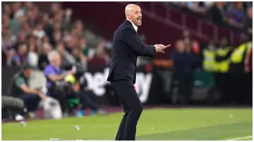 Manchester United manager Erik ten Hag instructs his players during a Premier League match at the London Stadium. Photo by Adam Davy.