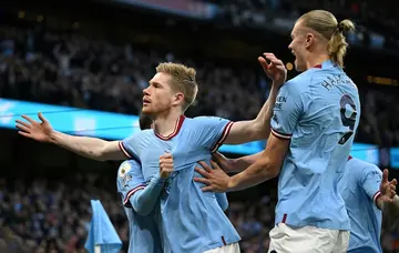 Manchester City's Kevin De Bruyne (L) celebrates with Erling Haaland