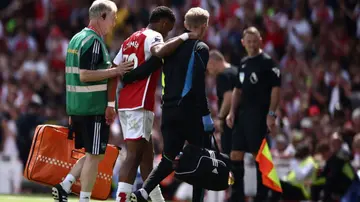 Jurrien Timber leaves the pitch after being substituted off injured during the English Premier League football match between Arsenal and Nottingham Forest. Photo by Henry Nicholls.