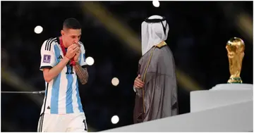 Angel Di Maria, Leandro Paredes, World Cup trophy, Argentina, Juventus
