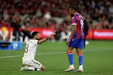 Manchester United's Bruno Fernandes argues with Crystal Palace's Jordan Ayew