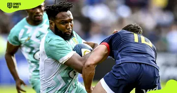 Santiago Carrera (r) of Argentina tackles South African Lukhanyo Am (l).