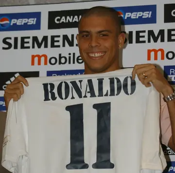 Ronaldo Nazario posing with a Real Madrid shirt. 
