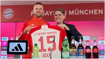 Eric Dier shows the Bayern Munich shirt with his shirt number next to the club's sporting director, Christoph Freund. Photo: Christian Kunz.