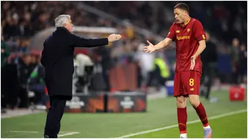 Jose Mourinho speaks to Nemanja Matic during the UEFA Europa League knockout round play-off leg one match between FC Salzburg and AS Roma at Football Arena Salzburg. Photo by Adam Pretty.