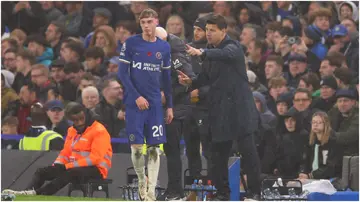Mauricio Pochettino speaks to Cole Palmer during the Premier League match between Chelsea FC and Manchester City at Stamford Bridge. Photo by Marc Atkins.